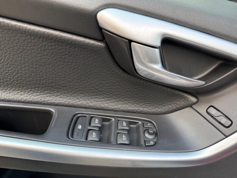 
								VOLVO XC60 pilns									