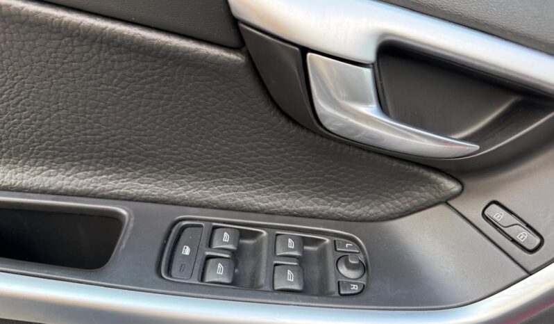 
								VOLVO XC60 pilns									