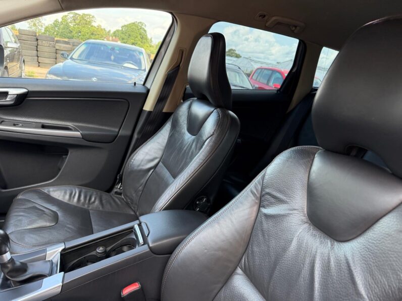 
								VOLVO XC60 pilns									