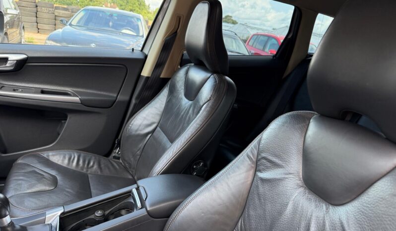 
								VOLVO XC60 pilns									