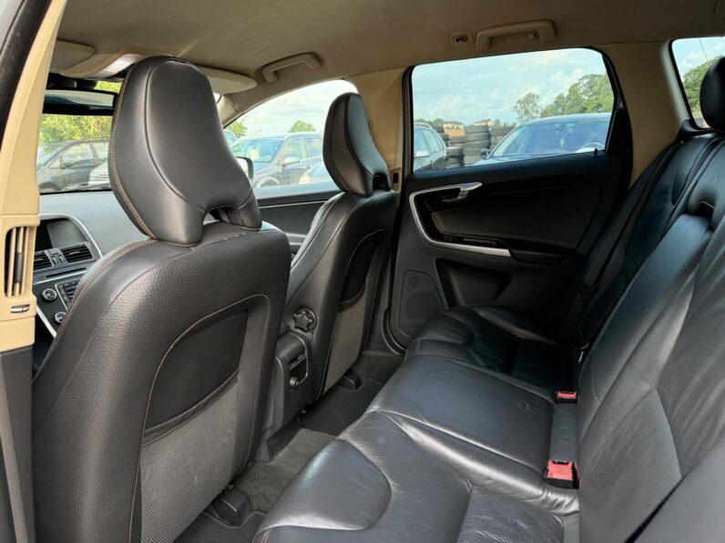 
								VOLVO XC60 pilns									