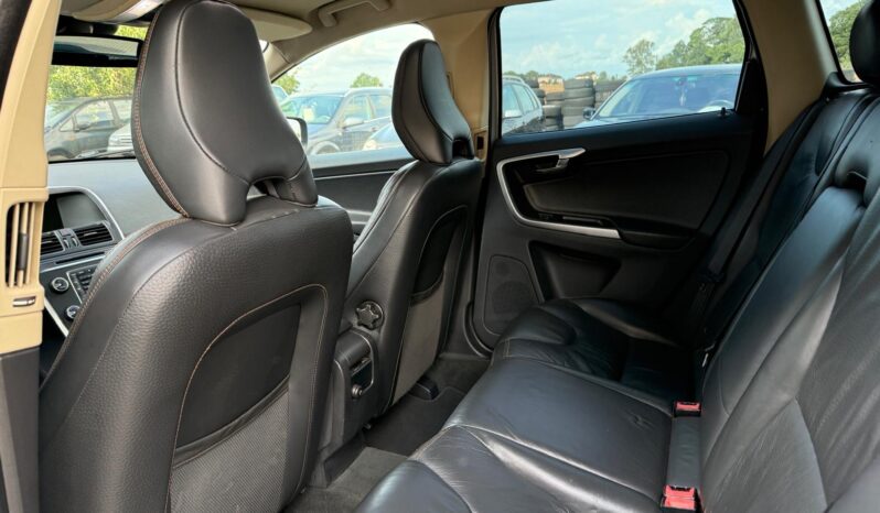 
								VOLVO XC60 pilns									