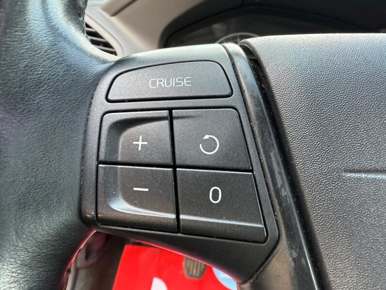 
								VOLVO XC60 pilns									