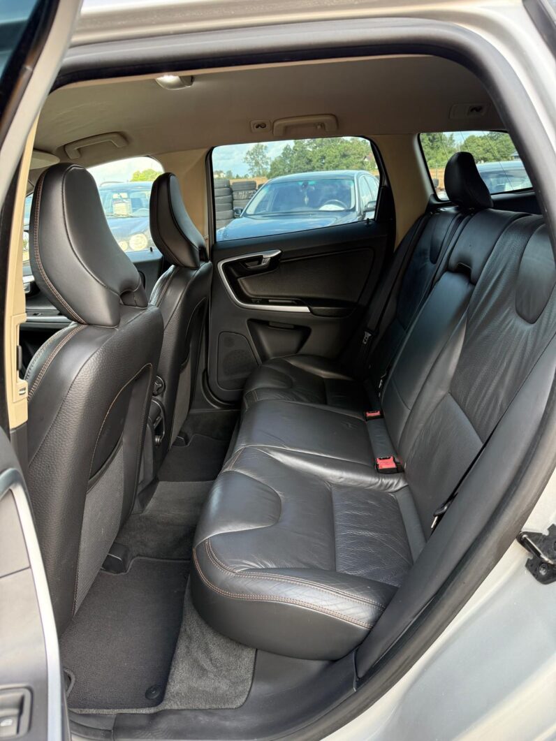 
								VOLVO XC60 pilns									