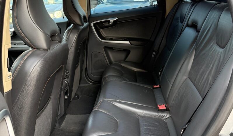 
								VOLVO XC60 pilns									