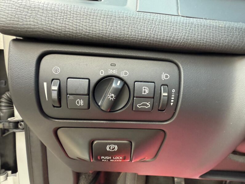 
								VOLVO XC60 pilns									