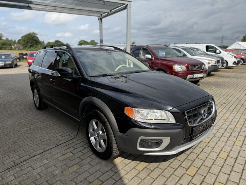 
								VOLVO XC70 pilns									