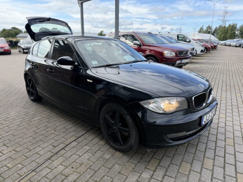 
								BMW 118 pilns									