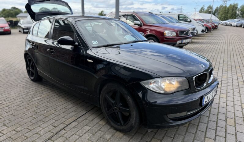 
								BMW 118 pilns									