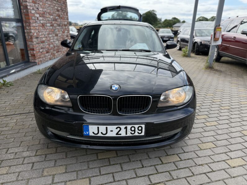 
								BMW 118 pilns									