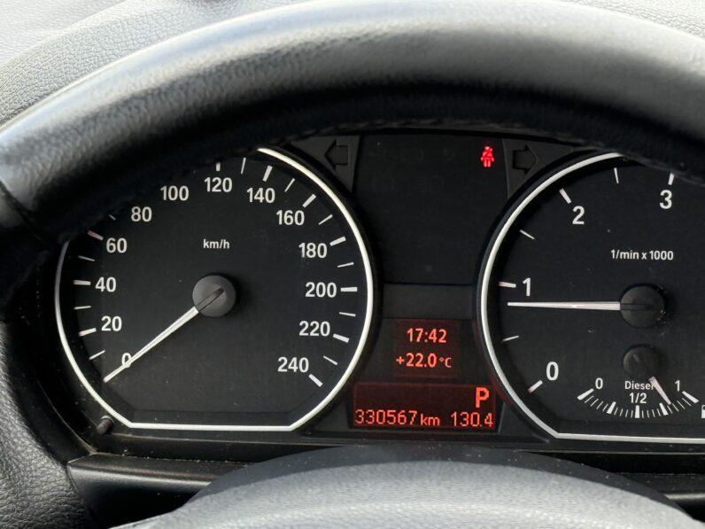
								BMW 118 pilns									