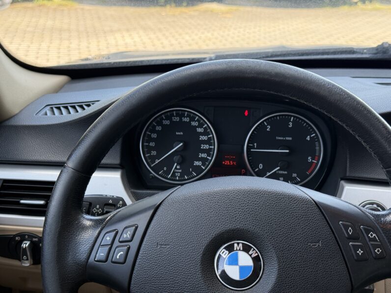 
								BMW 320 pilns									