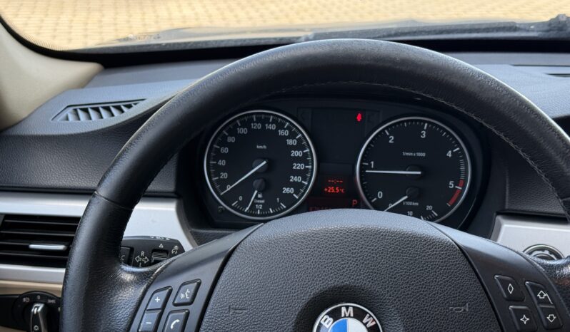 
								BMW 320 pilns									