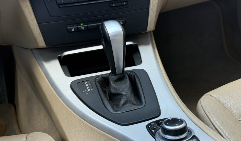 
								BMW 320 pilns									