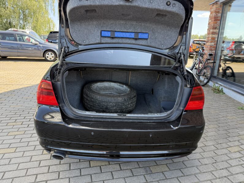 
								BMW 320 pilns									