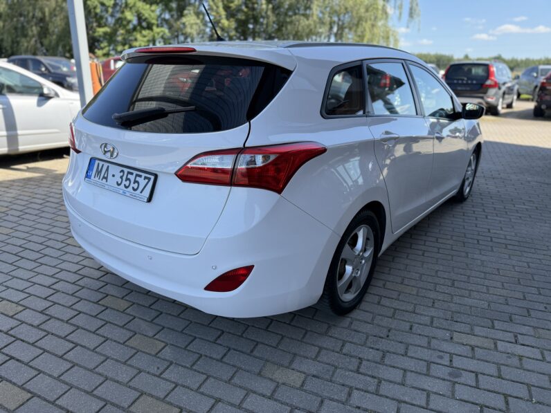 
								HYUNDAI I30 pilns									