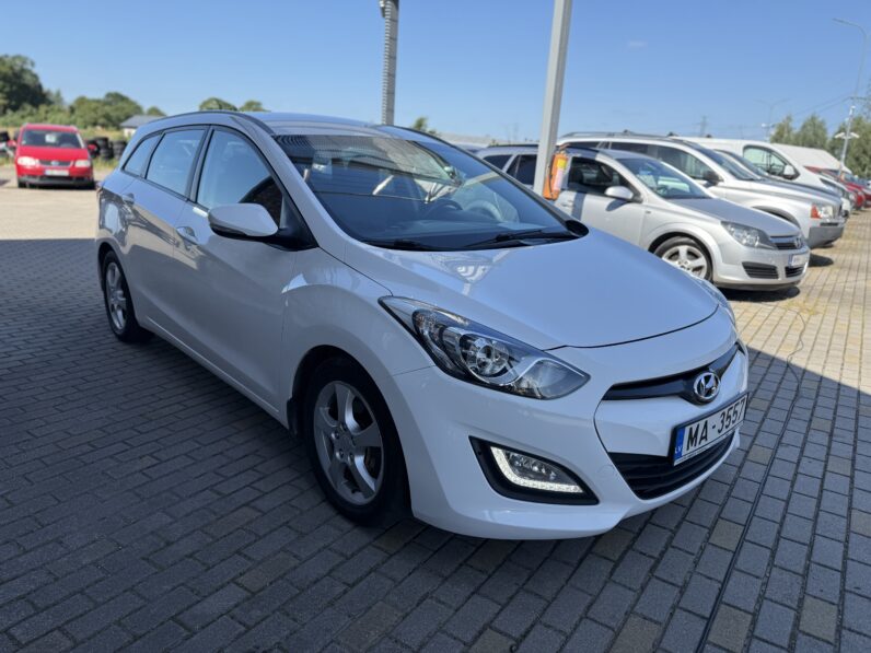 
								HYUNDAI I30 pilns									