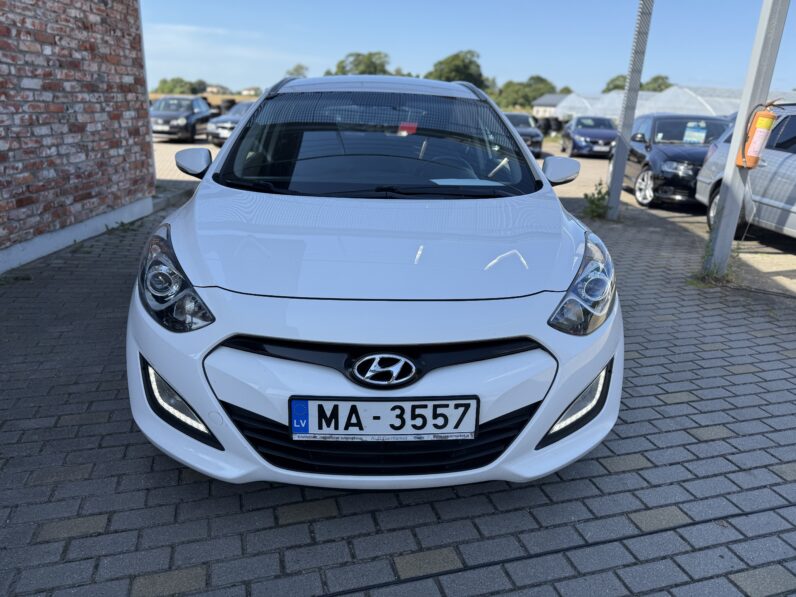 
								HYUNDAI I30 pilns									