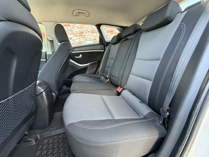 
								HYUNDAI I30 pilns									