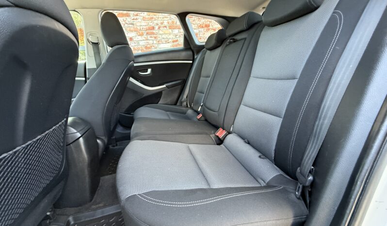 
								HYUNDAI I30 pilns									