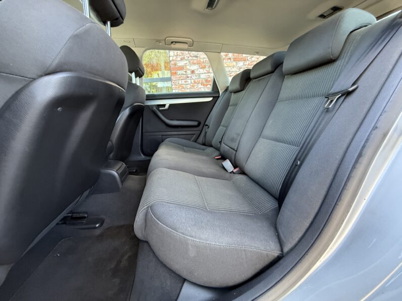 
								AUDI A4 pilns									
