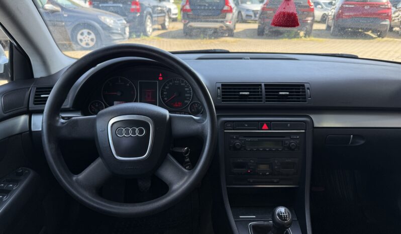 
								AUDI A4 pilns									