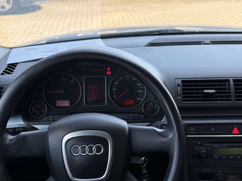 
								AUDI A4 pilns									