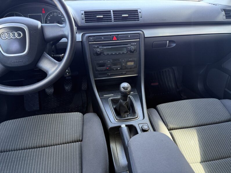 
								AUDI A4 pilns									