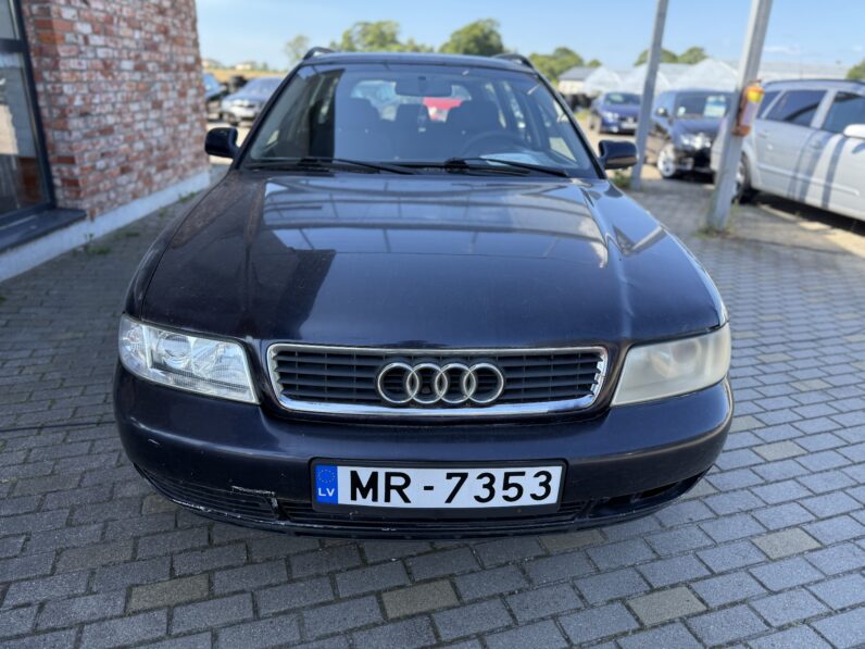 
								AUDI A4 pilns									