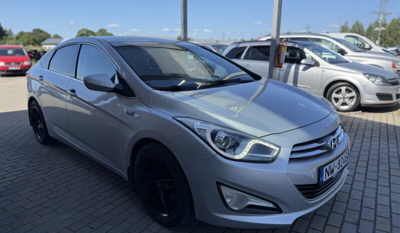 
								HYUNDAI I40 pilns									