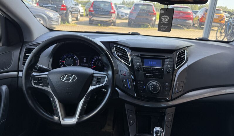 
								HYUNDAI I40 pilns									