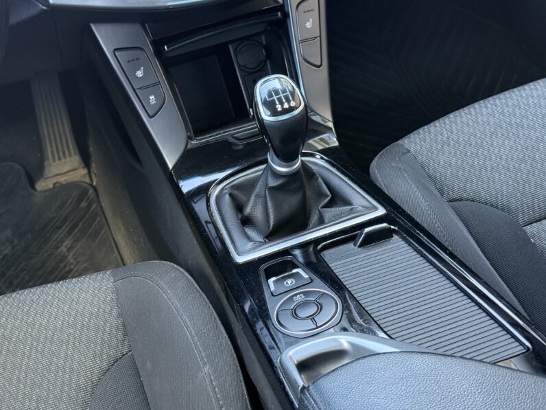 
								HYUNDAI I40 pilns									