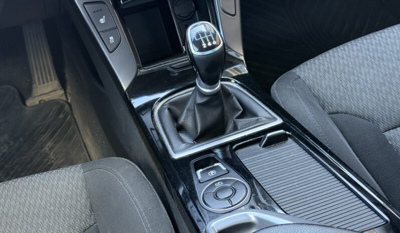 
								HYUNDAI I40 pilns									