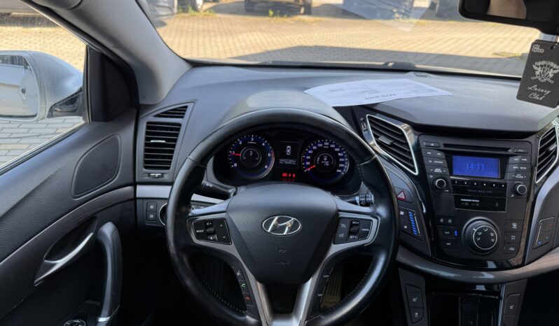 
								HYUNDAI I40 pilns									