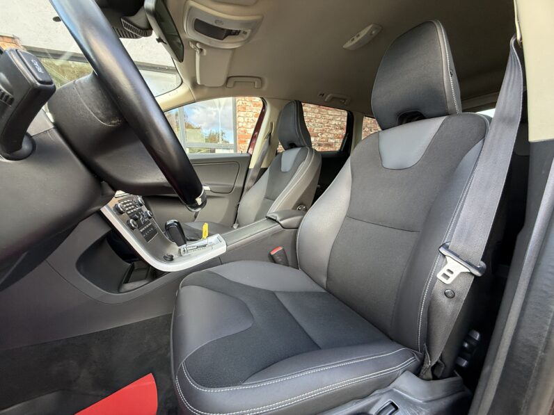 
								VOLVO XC60 pilns									