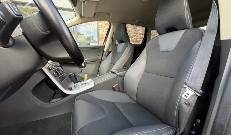 
								VOLVO XC60 pilns									
