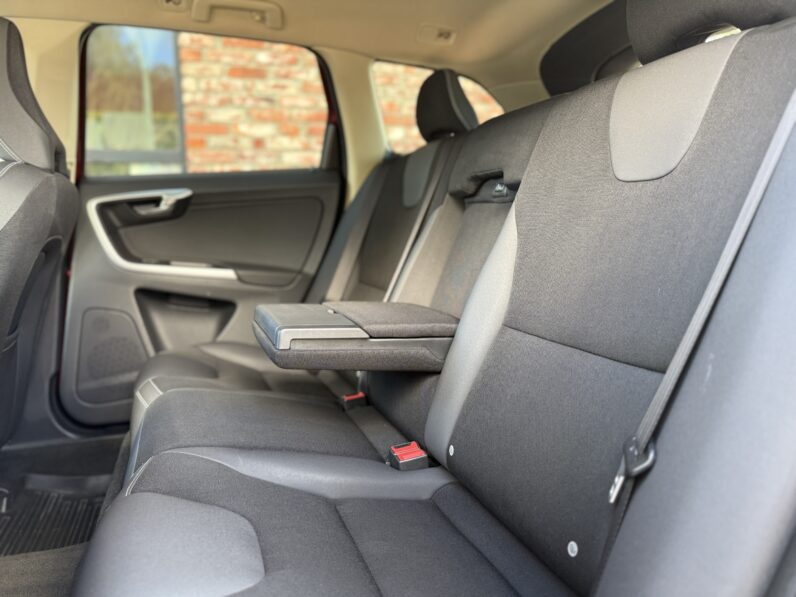 
								VOLVO XC60 pilns									