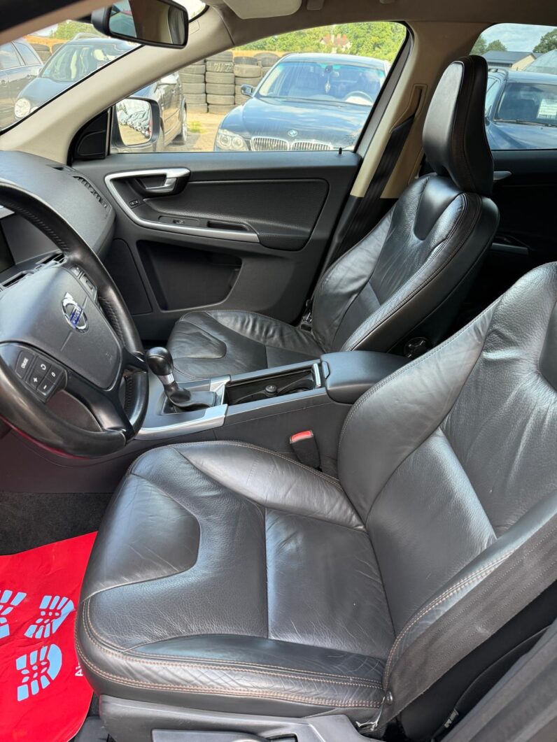 
								VOLVO XC60 pilns									