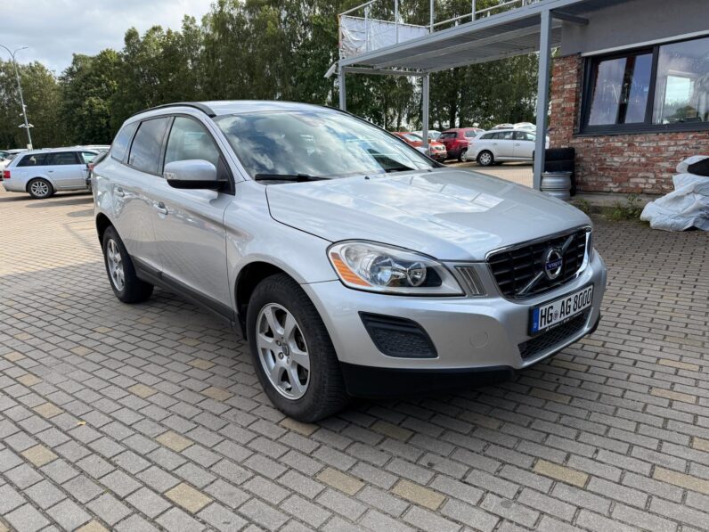
								VOLVO XC60 pilns									