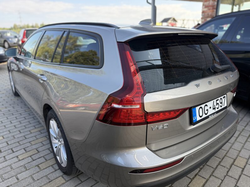 
								VOLVO V60 pilns									