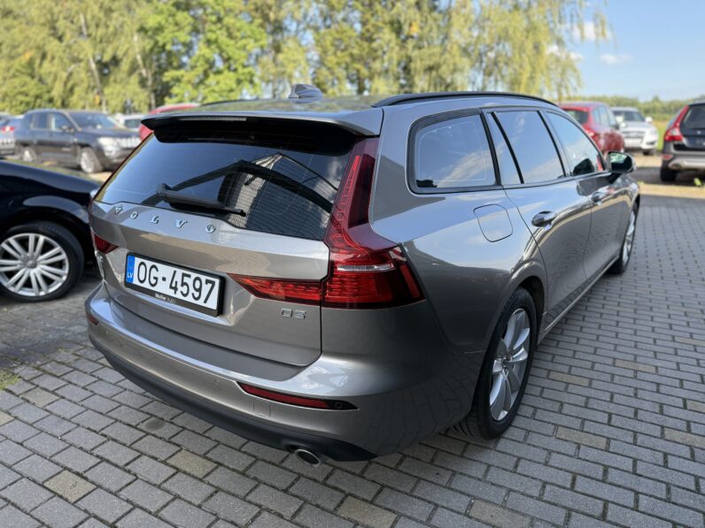 
								VOLVO V60 pilns									