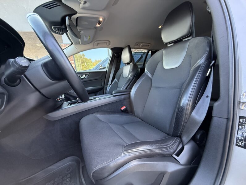 
								VOLVO V60 pilns									