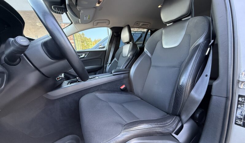 
								VOLVO V60 pilns									