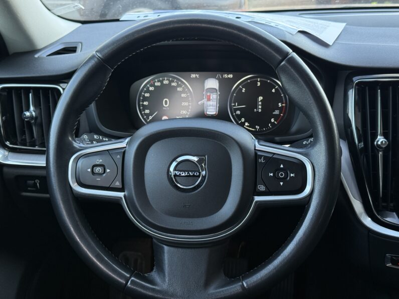 
								VOLVO V60 pilns									
