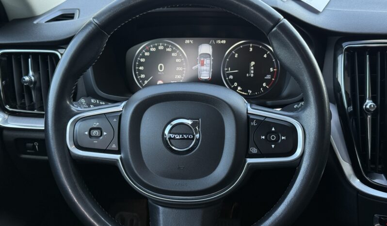 
								VOLVO V60 pilns									