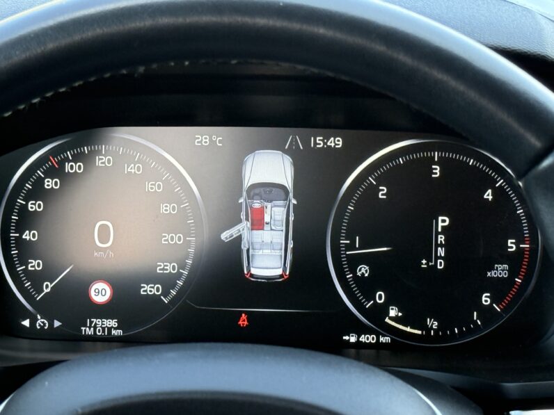 
								VOLVO V60 pilns									