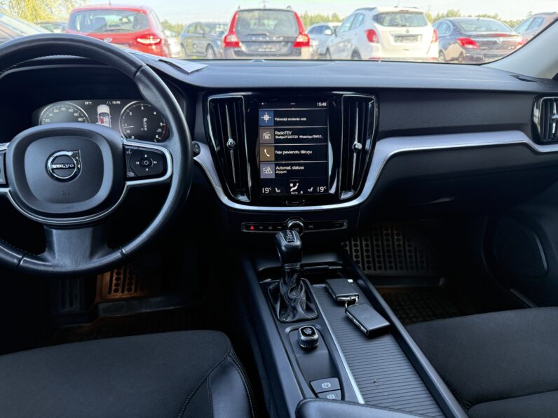 
								VOLVO V60 pilns									