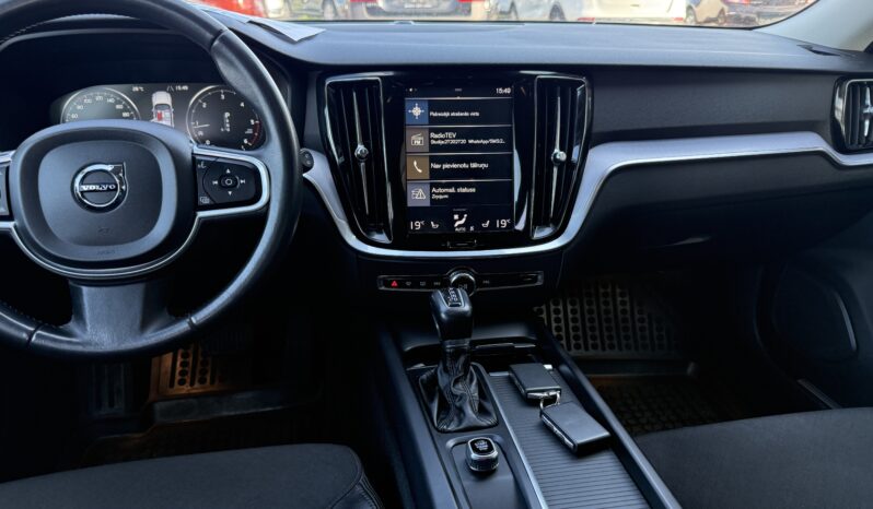 
								VOLVO V60 pilns									
