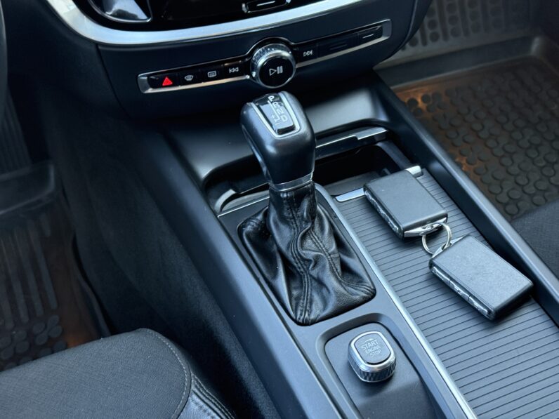 
								VOLVO V60 pilns									