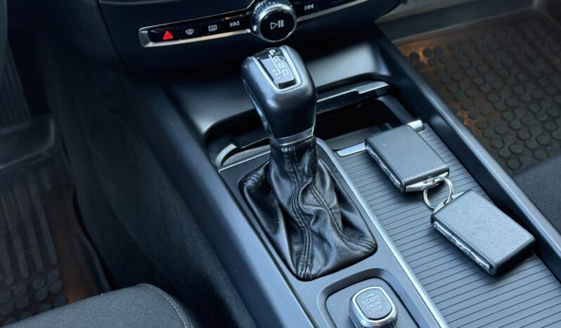 
								VOLVO V60 pilns									